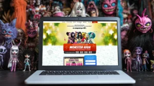 Лендинг Monster High на экране ноутбука среди коллекционных кукол