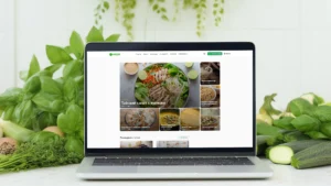 Главная страница кулинарного сайта Zaedok.ru на ноутбуке